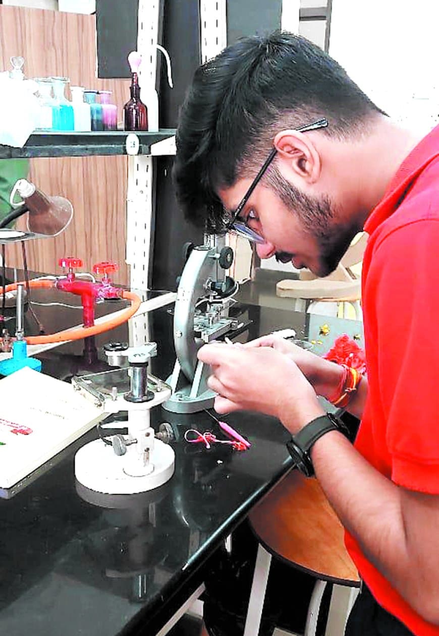 कचरे से हेल्थ प्रोडक्ट बनाकर अजयदीप ने रचा नवाचार का इतिहास कचरे से हेल्थ प्रोडक्ट बनाकर अजयदीप ने रचा नवाचार का इतिहास