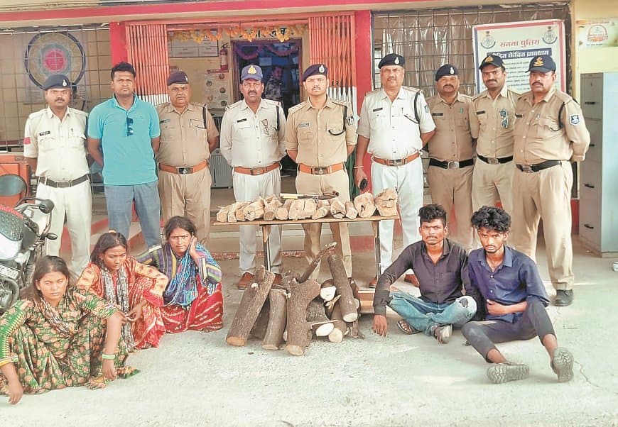 चंदन तस्करी गिरोह का भंडाफोड़, तीन महिलाओं सहित छह गिरफ्तार आरोपी चंदन तस्करी गिरोह का भंडाफोड़, तीन महिलाओं सहित छह गिरफ्तार आरोपी