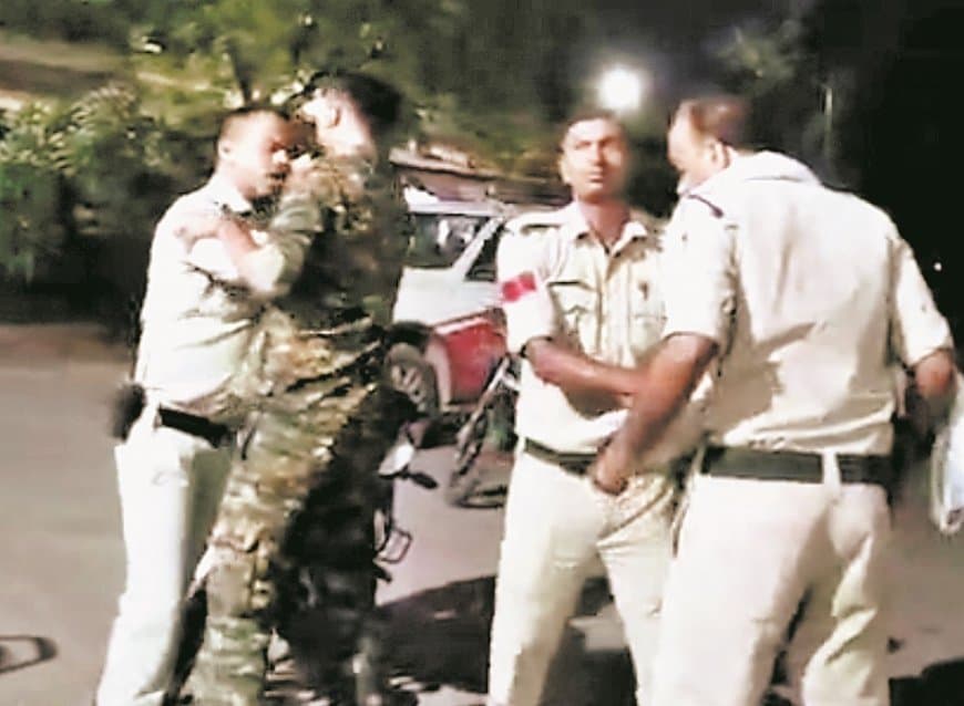 कोतवाली परिसर में भिड़े दो आरक्षक, वायरल वीडियो से मचा हड़कंप कोतवाली परिसर में भिड़े दो आरक्षक, वायरल वीडियो से मचा हड़कंप