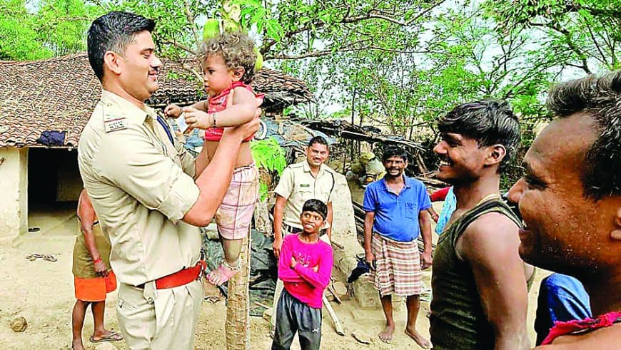 निर्माणाधीन गड्ढे में गिरा मासूम, दो घंटे बाद सुरक्षित निकाला गया निर्माणाधीन गड्ढे में गिरा मासूम, दो घंटे बाद सुरक्षित निकाला गया