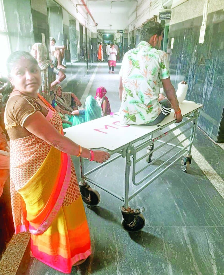 जिला अस्पताल में बदहाल व्यवस्थाएं, मरीजों को हर कदम पर परेशानी झेलनी जिला अस्पताल में बदहाल व्यवस्थाएं, मरीजों को हर कदम पर परेशानी झेलनी