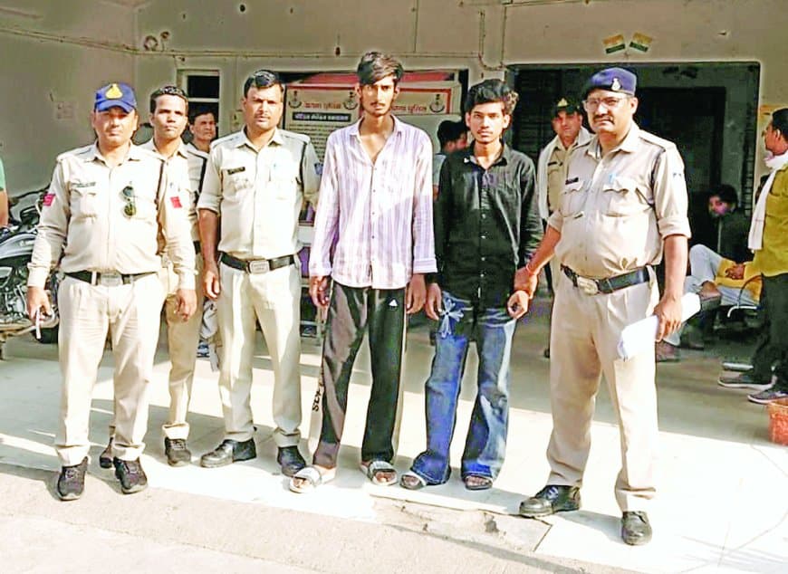 एयरफोर्स अधिकारी के घर फायरिंग मामले में दो आरोपी गिरफ्तार, तलाश जारी एयरफोर्स अधिकारी के घर फायरिंग मामले में दो आरोपी गिरफ्तार, तलाश जारी