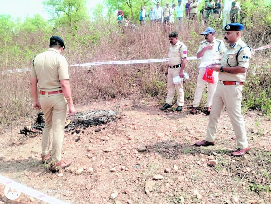 खोरखा जंगल में महिला का जला शव मिलने से फैली सनसनी खोरखा जंगल में महिला का जला शव मिलने से फैली सनसनी