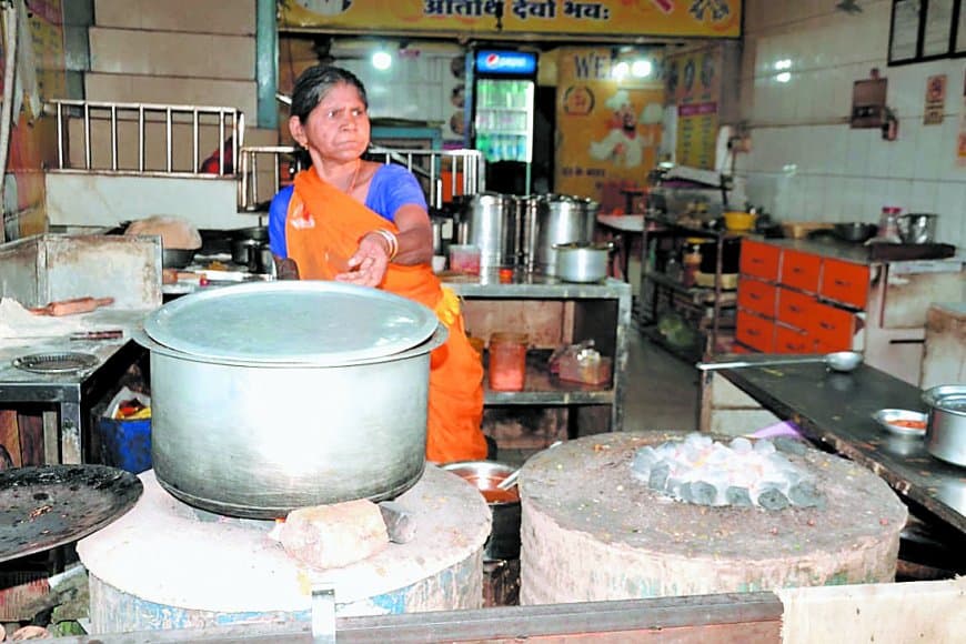 रेलवे स्टेशन मार्ग पर बढ़ता अतिक्रमण, जाम और धुएं से बेहाल नागरिक रेलवे स्टेशन मार्ग पर बढ़ता अतिक्रमण, जाम और धुएं से बेहाल नागरिक