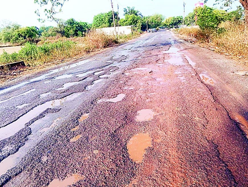 87 करोड़ स्वीकृत फिर भी अधूरा मार्ग, खस्ताहाल सड़कों पर नाराजगी 87 करोड़ स्वीकृत फिर भी अधूरा मार्ग, खस्ताहाल सड़कों पर नाराजगी