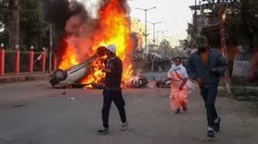 मणिपुर में फिर भड़की हिंसा, 13 मई से लापता 6 नागा पुरुषों के शव मिलने के बाद NPF मुख्यालय में लगाई आग मणिपुर में फिर भड़की हिंसा, 13 मई से लापता 6 नागा पुरुषों के शव मिलने के बाद NPF मुख्यालय में लगाई आग