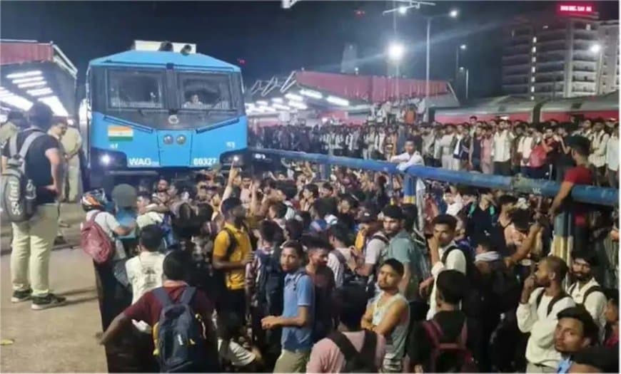 बिहार में बवाल: स्टेशन पर तोड़फोड़-पथराव... उपद्रवियों ने रोकी ट्रेन.... पुलिस ने दागे आंसू गैस के गोले बिहार में बवाल: स्टेशन पर तोड़फोड़-पथराव... उपद्रवियों ने रोकी ट्रेन.... पुलिस ने दागे आंसू गैस के गोले