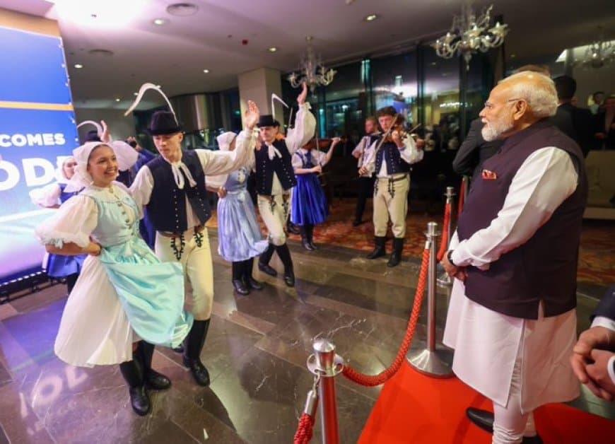 मोदी स्लोवाकिया पहुंचने वाले पहले भारतीय प्रधानमंत्री... वंदे मातरम् और ब्रेड-नमक से हुआ पारंपरिक स्वागत मोदी स्लोवाकिया पहुंचने वाले पहले भारतीय प्रधानमंत्री... वंदे मातरम् और ब्रेड-नमक से हुआ पारंपरिक स्वागत