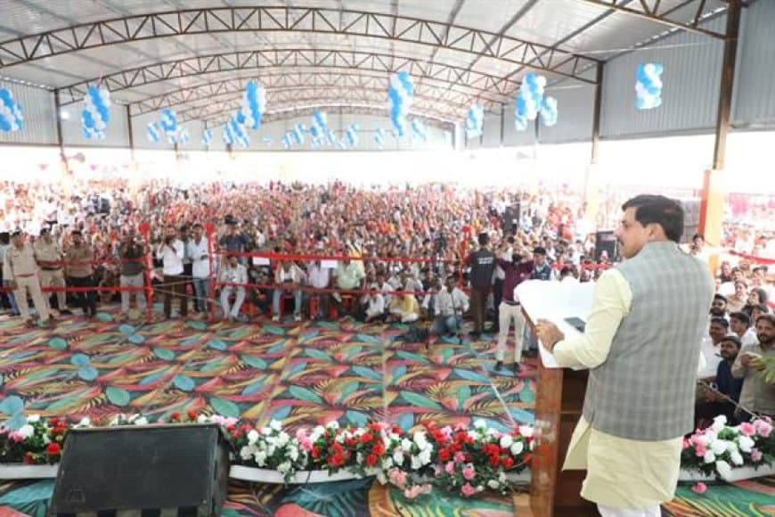 इंदौर-उज्जैन मेट्रोपोलिटन में शामिल होंगे नागदा, धार और रतलाम : मुख्यमंत्री डॉ. यादव का ऐलान मुख्यमंत्री डॉ. मोहन यादव ने नागदा के श्री डेलनपुर बालाजी धाम के नवनिर्मित मंदिर में कलश प्रतिष्ठा समारोह में हिस्सा लिया।