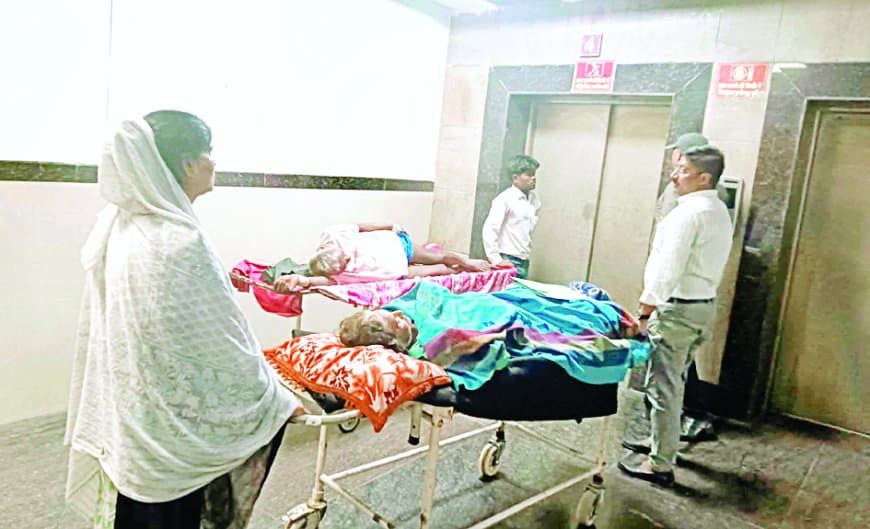 सुपर स्पेशलिटी में मरीजों को पेड सर्विस मिलती है लेकिन स्ट्रेचर का धक्का परिजन लगाते हैं सुपर स्पेशलिटी में मरीजों को पेड सर्विस मिलती है लेकिन स्ट्रेचर का धक्का परिजन लगाते हैं