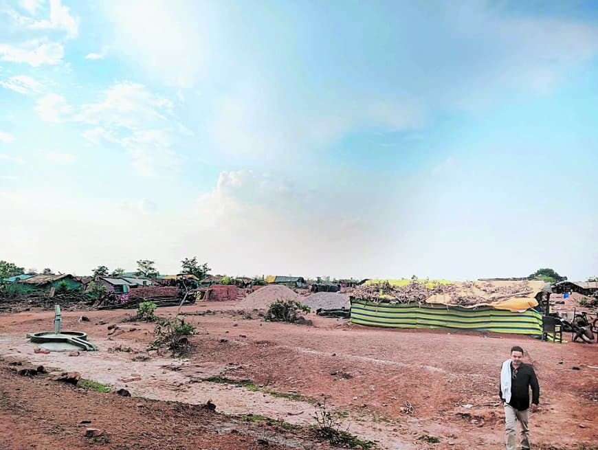 विकास के नाम पर बेघर हुए लोग, तिरपाल के नीचे झोपड़ों में रहने को मजबूर विकास के नाम पर बेघर हुए लोग, तिरपाल के नीचे झोपड़ों में रहने को मजबूर