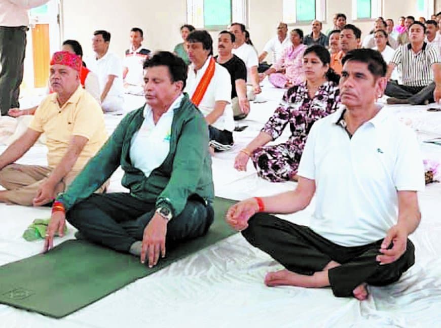 योग दिवस पर जिलेभर में आयोजन, स्वास्थ्य और संतुलन का संदेश योग दिवस पर जिलेभर में आयोजन, स्वास्थ्य और संतुलन का संदेश