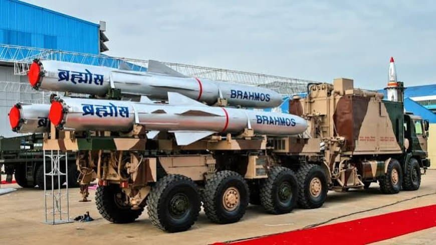 UAE Defence Deal: भारत की ब्रह्मोस मिसाइल और आकाशतीर में यूएई ने दिखाई दिलचस्पी UAE Defence Deal: भारत की ब्रह्मोस मिसाइल और आकाशतीर में यूएई ने दिखाई दिलचस्पी