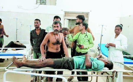 कुएं में बैल बचाने उतरे तीन ग्रामीणों की जहरीली गैस से दर्दनाक मौत, एक गंभीर घायल कुएं में बैल बचाने उतरे तीन ग्रामीणों की जहरीली गैस से दर्दनाक मौत, एक गंभीर घायल