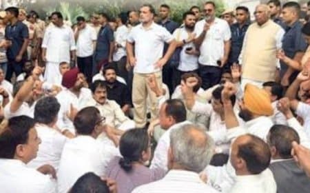 राहुल-प्रियंका का प्रदर्शन: छात्रों पर लाठीचार्ज के खिलाफ कांग्रेस का संसद मार्च, पीएम मोदी और धर्मेंद्र प्रधान के इस्तीफे की मांग राहुल-प्रियंका का प्रदर्शन: छात्रों पर लाठीचार्ज के खिलाफ कांग्रेस का संसद मार्च, पीएम मोदी और धर्मेंद्र प्रधान के इस्तीफे की मांग