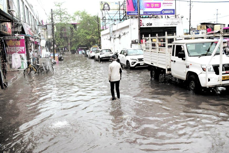 पहली झमाझम बारिश में डूबीं कॉलोनियां, जलनिकासी व्यवस्था पूरी तरह हुई फेल पहली झमाझम बारिश में डूबीं कॉलोनियां, जलनिकासी व्यवस्था पूरी तरह हुई फेल