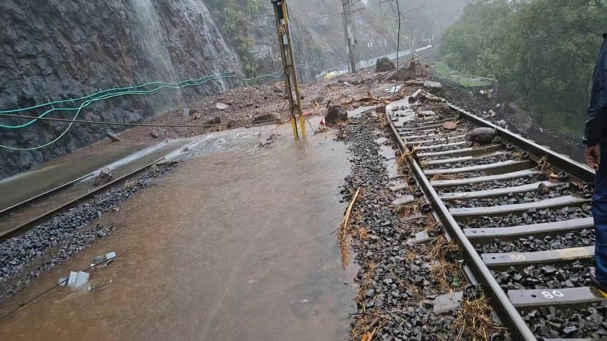 मानसून का टूटा कहर... मध्यप्रदेश में नदिया उफान पर... मुंबई में धंस गया रेलवे ट्रैक... 20 ट्रेन कैंसिल मानसून का टूटा कहर... मध्यप्रदेश में नदिया उफान पर... मुंबई में धंस गया रेलवे ट्रैक... 20 ट्रेन कैंसिल