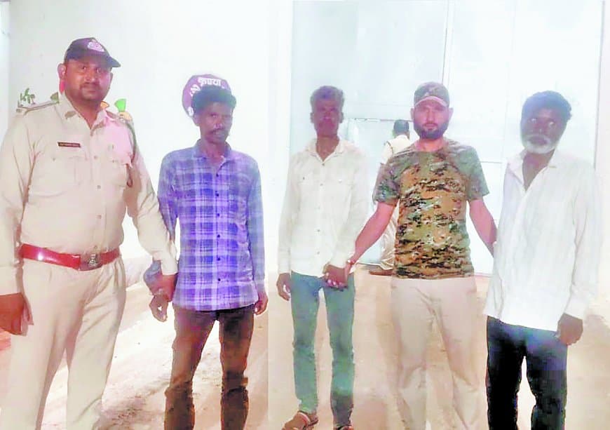 सरभंगा बाघ शिकार मामले में पांच गिरफ्तार, जांच तेज, वन विभाग पर गंभीर सवाल बरकरार सरभंगा बाघ शिकार मामले में पांच गिरफ्तार, जांच तेज, वन विभाग पर गंभीर सवाल बरकरार