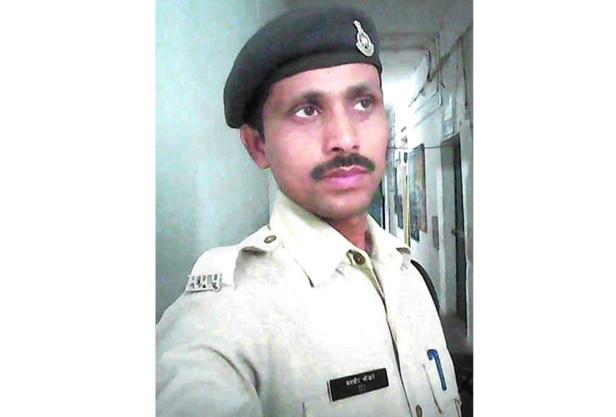 थाने में प्रधान आरक्षक पर लाठी से हमला, सिर फूटा, आरोपी गिरफ्तार, पुलिस व्यवस्था सवालों में थाने में प्रधान आरक्षक पर लाठी से हमला, सिर फूटा, आरोपी गिरफ्तार, पुलिस व्यवस्था सवालों में