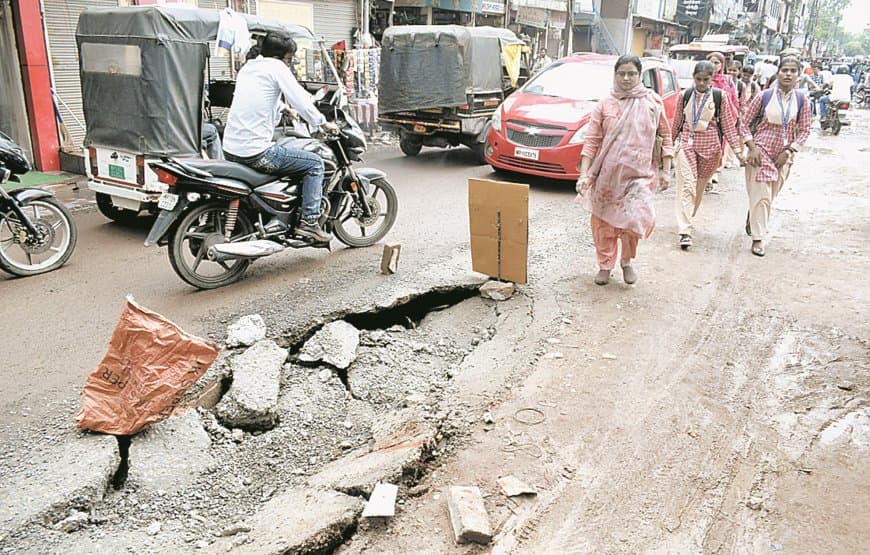 पहली बारिश में धंसी सड़क, सीवर रेस्टोरेशन की गुणवत्ता पर उठे गंभीर सवाल फिर से पहली बारिश में धंसी सड़क, सीवर रेस्टोरेशन की गुणवत्ता पर उठे गंभीर सवाल फिर से