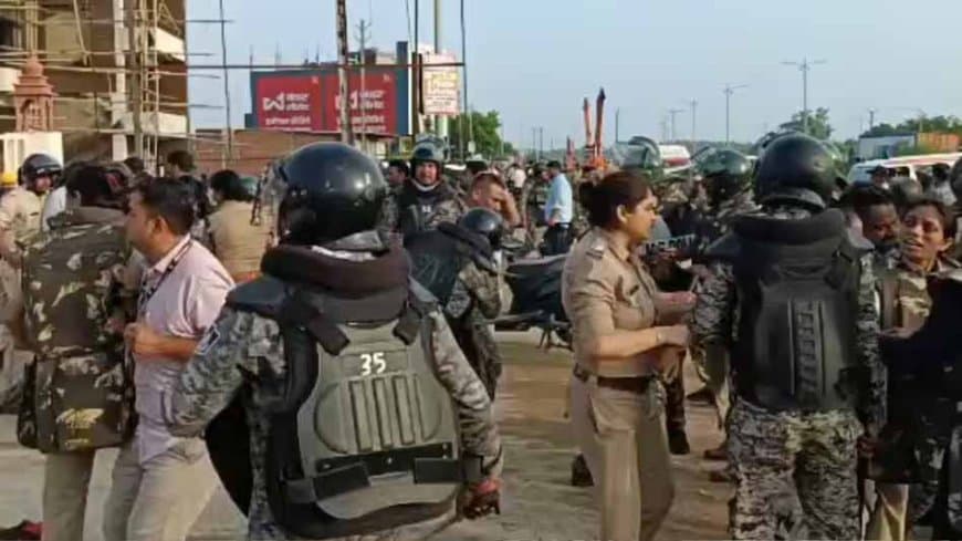 दतिया में टिकट के लिए बवाल: नरोत्तम के समर्थकों ने किया पथराव... एसपी- एएसपी को लगी चोट, हाईवे जाम दतिया में टिकट के लिए बवाल: नरोत्तम के समर्थकों ने किया पथराव... एसपी- एएसपी को लगी चोट, हाईवे जाम