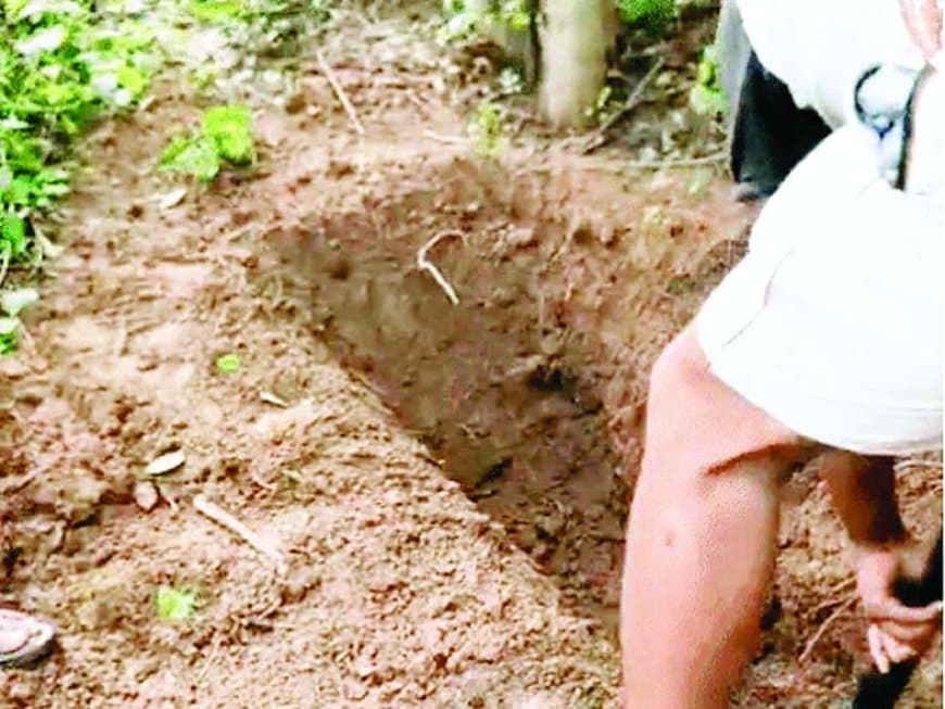 तीन माह बाद कब्र से मिला युवक का शव, हत्या के आरोप में प्रेमी गिरफ्तार पुलिस तीन माह बाद कब्र से मिला युवक का शव, हत्या के आरोप में प्रेमी गिरफ्तार पुलिस