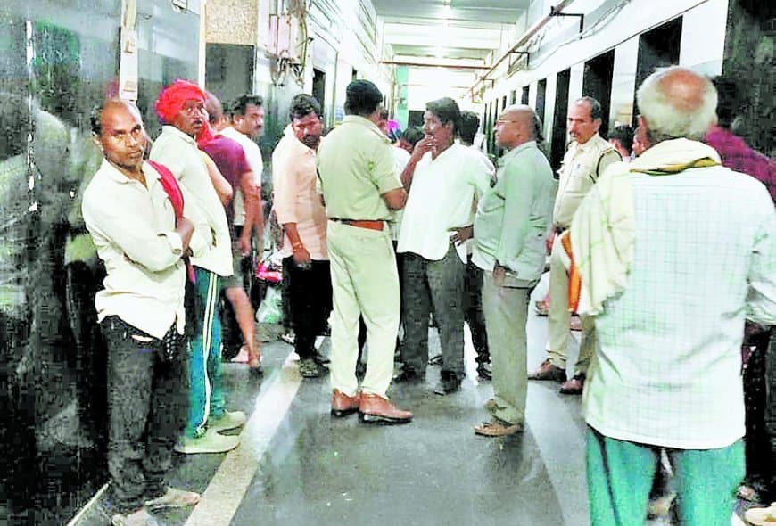 ऑक्सीजन और स्ट्रेचर के अभाव में गई जान, जिला अस्पताल की व्यवस्था फिर कठघरे में खड़ी ऑक्सीजन और स्ट्रेचर के अभाव में गई जान, जिला अस्पताल की व्यवस्था फिर कठघरे में खड़ी
