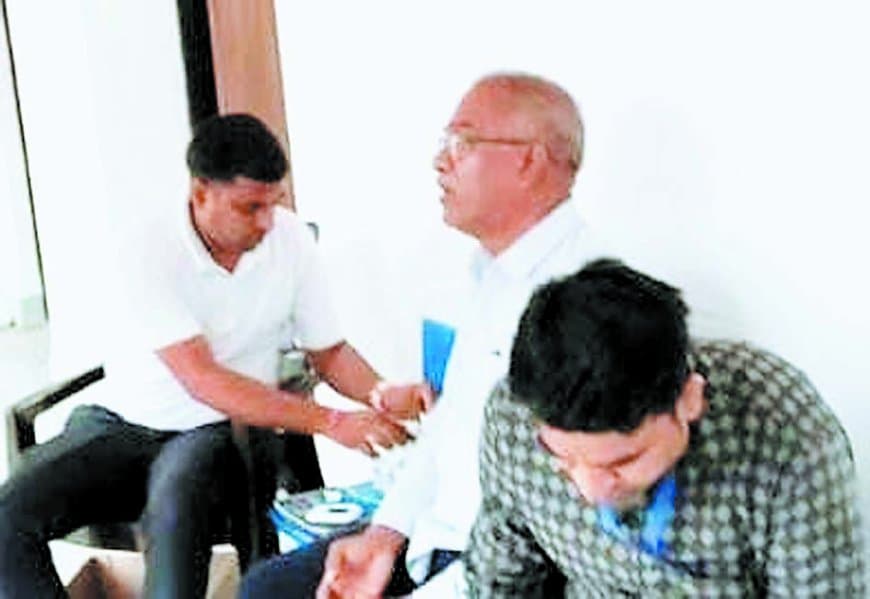 बैठक में बार-बार वॉशरूम गए अधिकारी, कमिश्नर ने कराई शुगर जांच, निकले सोलह पॉजिटिव बैठक में बार-बार वॉशरूम गए अधिकारी, कमिश्नर ने कराई शुगर जांच, निकले सोलह पॉजिटिव
