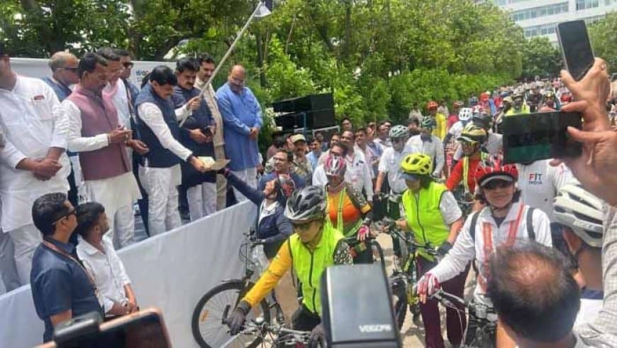 मध्यप्रदेश: इंदौर से ओंकारेश्वर के लिए निकली साइकिल रैली को सीएम ने हरी झंडी दिखाकर किया रवाना मध्यप्रदेश: इंदौर से ओंकारेश्वर के लिए निकली साइकिल रैली को सीएम ने हरी झंडी दिखाकर किया रवाना