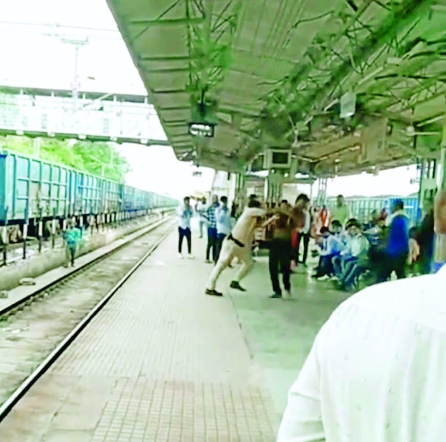 सतना जंक्शन पर रेल पुलिस जवान पर हमला, प्लेटफॉर्म पर मारपीट का वीडियो हुआ वायरल सतना जंक्शन पर रेल पुलिस जवान पर हमला, प्लेटफॉर्म पर मारपीट का वीडियो हुआ वायरल