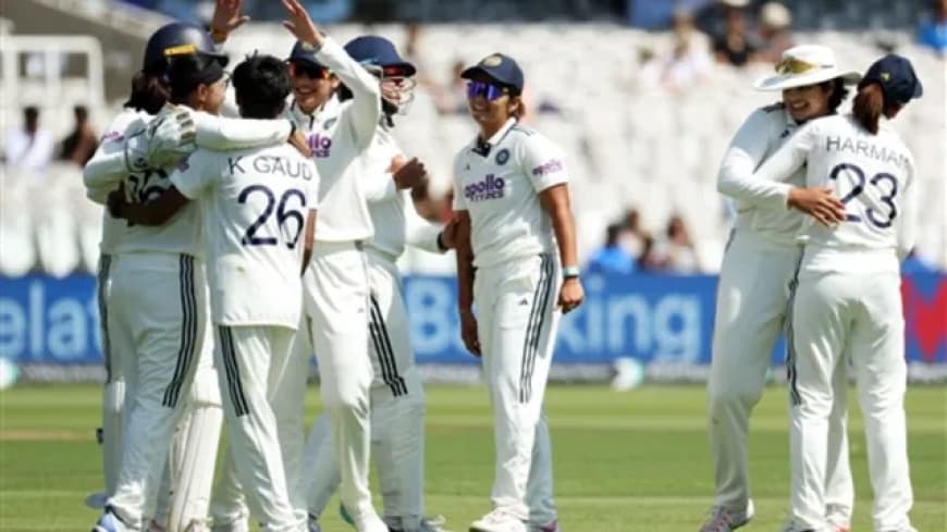 लॉर्ड्स में ऐतिहासिक जीत: भारतीय महिला टीम ने इंग्लैंड को 270 रनों से हराया लॉर्ड्स में ऐतिहासिक जीत: भारतीय महिला टीम ने इंग्लैंड को 270 रनों से हराया