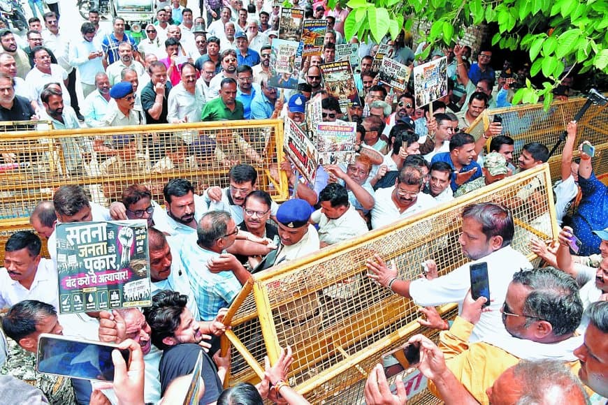 चौदह सूत्रीय मांगों पर व्यापारियों का निगम घेराव, बैरीकेड टूटे, प्रशासन संग तीखी बहस हुई चौदह सूत्रीय मांगों पर व्यापारियों का निगम घेराव, बैरीकेड टूटे, प्रशासन संग तीखी बहस हुई