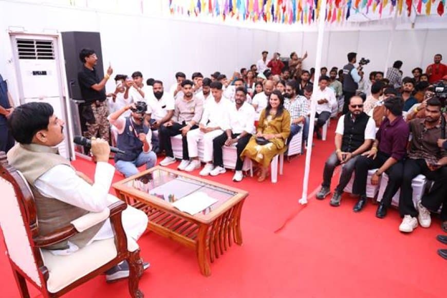 बलराम कृषि महोत्सव: सोशल मीडिया इन्फ्लुएंसर्स के साथ किया सीएम ने संवाद, कृषि और गौवंश पर दिया विशेष मंत्र बलराम कृषि महोत्सव: सोशल मीडिया इन्फ्लुएंसर्स के साथ किया सीएम ने संवाद, कृषि और गौवंश पर दिया विशेष मंत्र