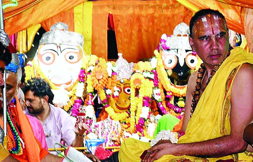 दिव्य अभिषेक के बाद रथ पर सवार भगवान जगन्नाथ निकले भक्तों का हाल जानने नगर भ्रमण दिव्य अभिषेक के बाद रथ पर सवार भगवान जगन्नाथ निकले भक्तों का हाल जानने नगर भ्रमण