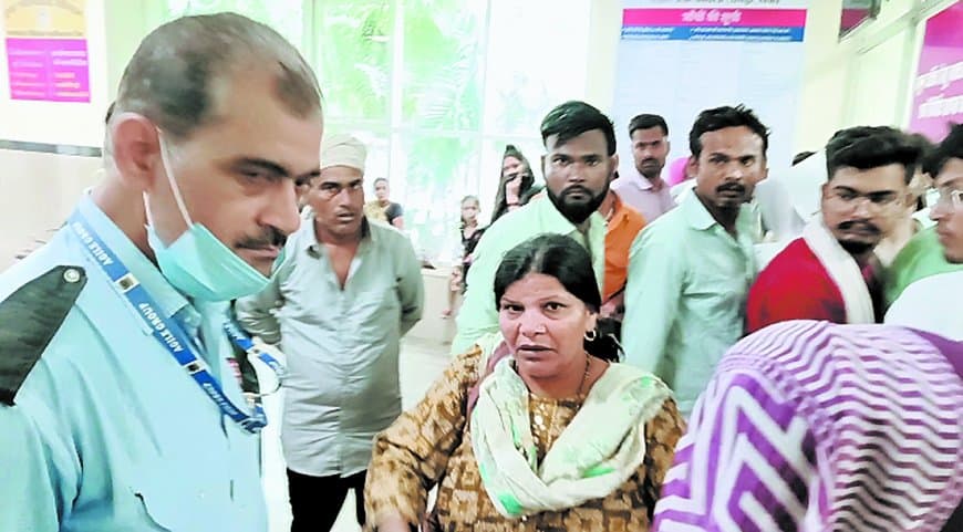 सोनोग्राफी रिपोर्ट से नाराज महिला का अस्पताल में हंगामा, फीस वापसी की जिद पर अड़ी सोनोग्राफी रिपोर्ट से नाराज महिला का अस्पताल में हंगामा, फीस वापसी की जिद पर अड़ी