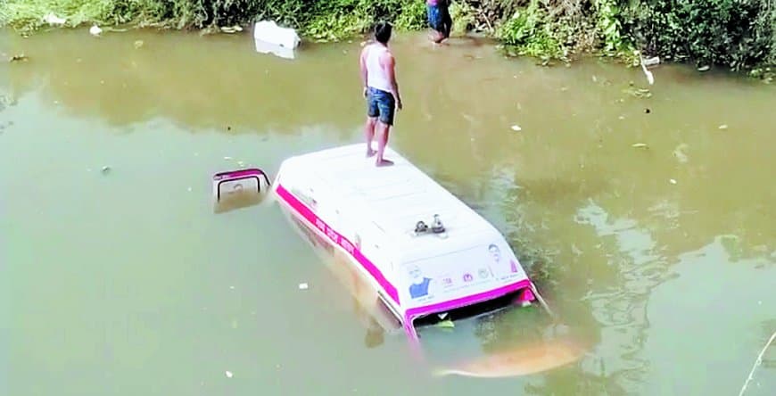 बरुआ नदी पुल पर एंबुलेंस गिरी, तीसरे हादसे ने सुरक्षा इंतजामों पर सवाल खड़े किए बरुआ नदी पुल पर एंबुलेंस गिरी, तीसरे हादसे ने सुरक्षा इंतजामों पर सवाल खड़े किए