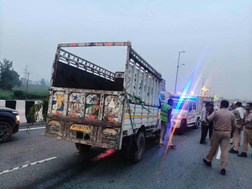 यूपी: पिकअप की टक्कर से पलटा ट्रैक्टर... दो की मौत यूपी: पिकअप की टक्कर से पलटा ट्रैक्टर... दो की मौत