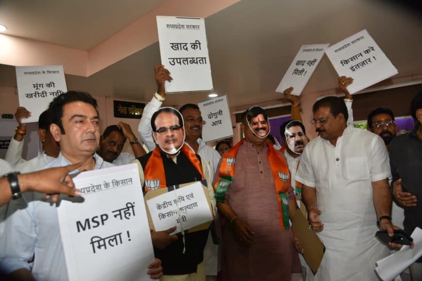 मध्यप्रदेश:सरकार ने विधानसभा में पेश किया यूसीसी विधेयक... अध्यक्ष ने कहा- बिल पर कल होगी चर्चा मध्यप्रदेश:सरकार ने विधानसभा में पेश किया यूसीसी विधेयक... अध्यक्ष ने कहा- बिल पर कल होगी चर्चा
