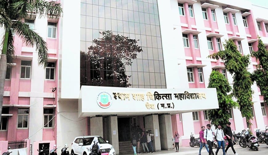 बैचमेट की शादी में गए एमबीबीएस छात्रों ने परीक्षा में जूनियर बैठाए, मामला उजागर हुआ बैचमेट की शादी में गए एमबीबीएस छात्रों ने परीक्षा में जूनियर बैठाए, मामला उजागर हुआ