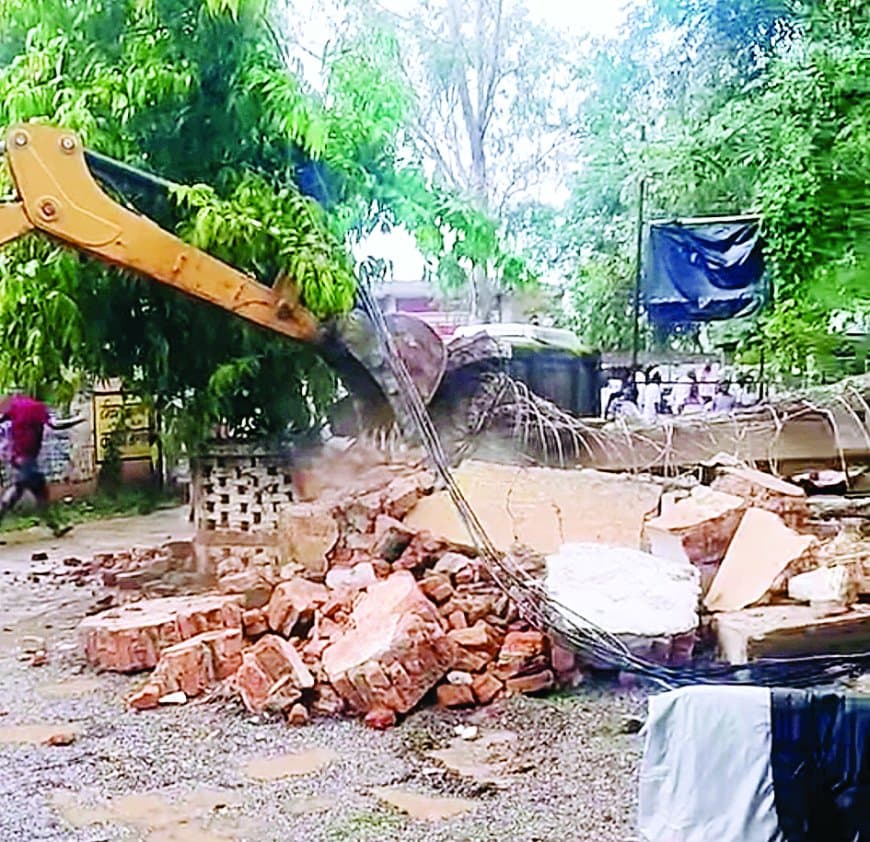 रामपुर नैकिन न्यायालय परिसर में दीवार गिरी, दो मौतें, जर्जर भवनों पर उठे गंभीर सवाल रामपुर नैकिन न्यायालय परिसर में दीवार गिरी, दो मौतें, जर्जर भवनों पर उठे गंभीर सवाल