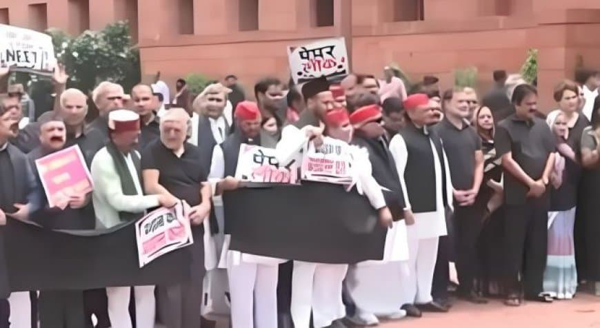 संसद का मानसून सत्र: विपक्ष का हंगामा, शिक्षा मंत्री के इस्तीफे की मांग और दोनों सदनों की कार्यवाही स्थगित संसद परिसर में प्रदर्शन करता विपक्ष