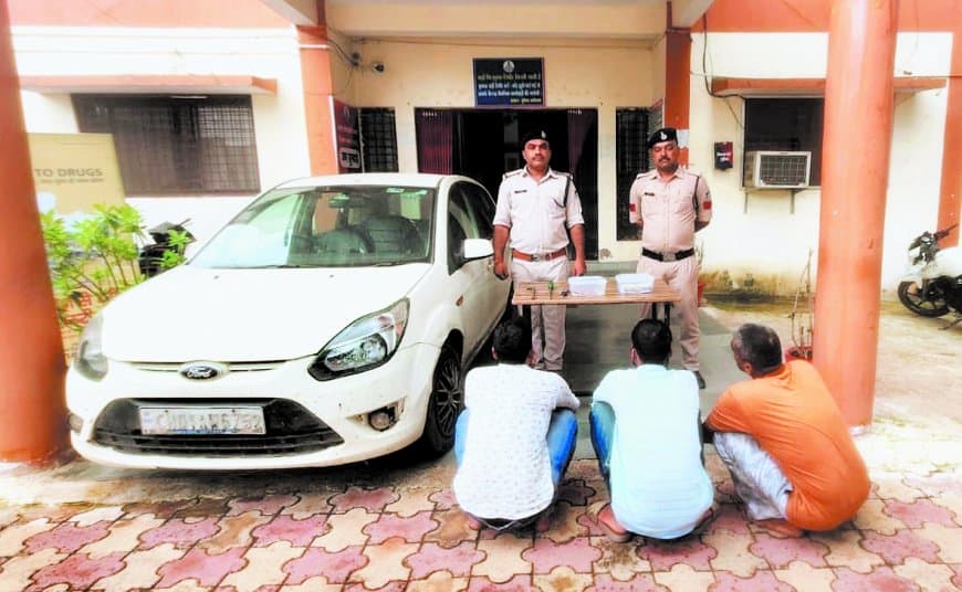 अंतर्राज्यीय चोरी गिरोह का पर्दाफाश, तीन आरोपी गिरफ्तार, लाखों के जेवर और नकदी बरामद अंतर्राज्यीय चोरी गिरोह का पर्दाफाश, तीन आरोपी गिरफ्तार, लाखों के जेवर और नकदी बरामद