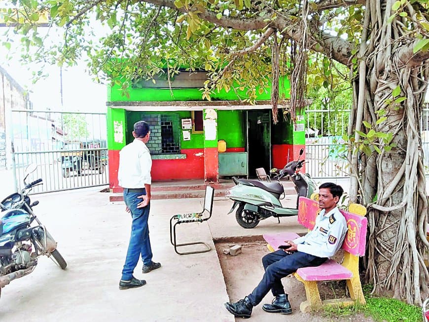 सतना मंडी में सुरक्षा पर सवाल, चहेतों की मंडली से व्यवस्था लगातार होती बेअसर पूरी सतना मंडी में सुरक्षा पर सवाल, चहेतों की मंडली से व्यवस्था लगातार होती बेअसर पूरी