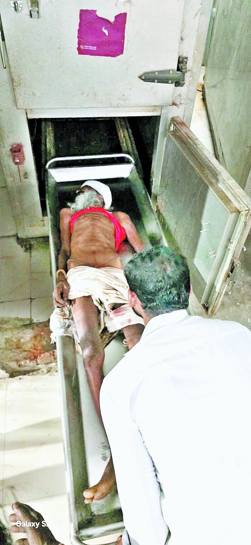 जमीनी विवाद में खूनी संघर्ष, बीच-बचाव करने पहुंचे युवक की मौत, दो घायल गंभीर हालत जमीनी विवाद में खूनी संघर्ष, बीच-बचाव करने पहुंचे युवक की मौत, दो घायल गंभीर हालत