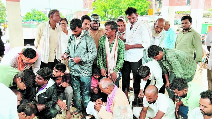 खुटार बकरी बाजार में निकासी शुल्क वसूली पर उठे सवाल, जांच की मांग तेज हुई खुटार बकरी बाजार में निकासी शुल्क वसूली पर उठे सवाल, जांच की मांग तेज हुई