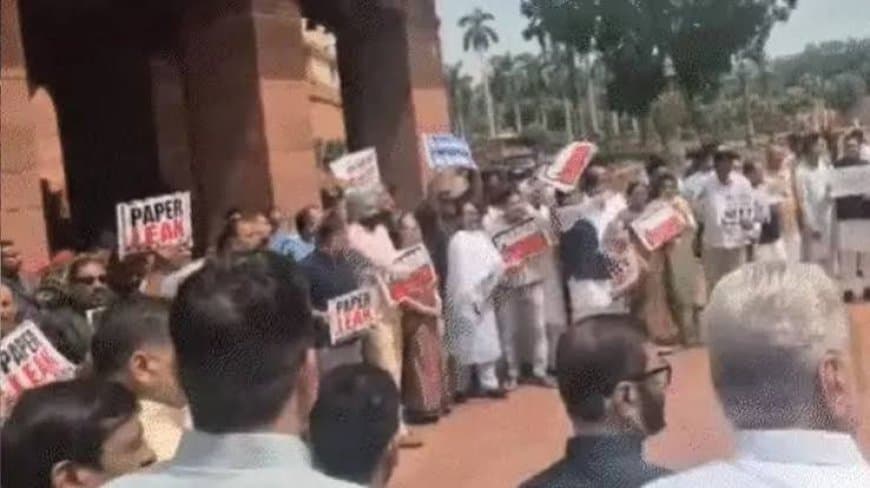 संसद का मानसून सत्र: एनडीए और विपक्ष में तीखी तकरार, दोनों सदनों की कार्यवाही स्थगित संसद का मानसून सत्र: एनडीए और विपक्ष में तीखी तकरार, दोनों सदनों की कार्यवाही स्थगित