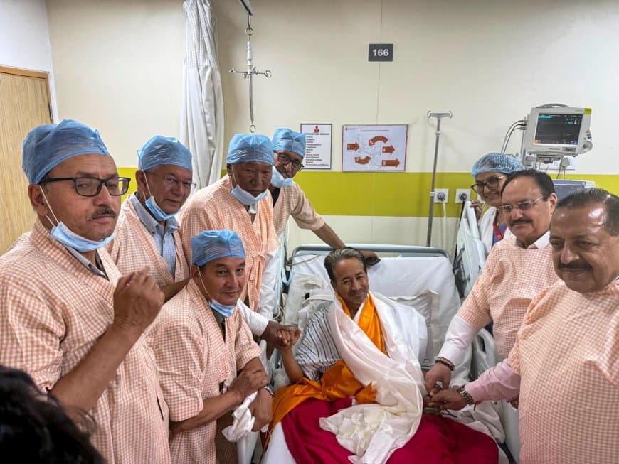 पेपर लीक केस... सोनम वांगचुक ने तोड़ा अनशन, प्रधान के इस्तीफे पर अड़ी सीजेपी... आज देशभर में प्रदर्शन पेपर लीक केस... सोनम वांगचुक ने तोड़ा अनशन, प्रधान के इस्तीफे पर अड़ी सीजेपी... आज देशभर में प्रदर्शन