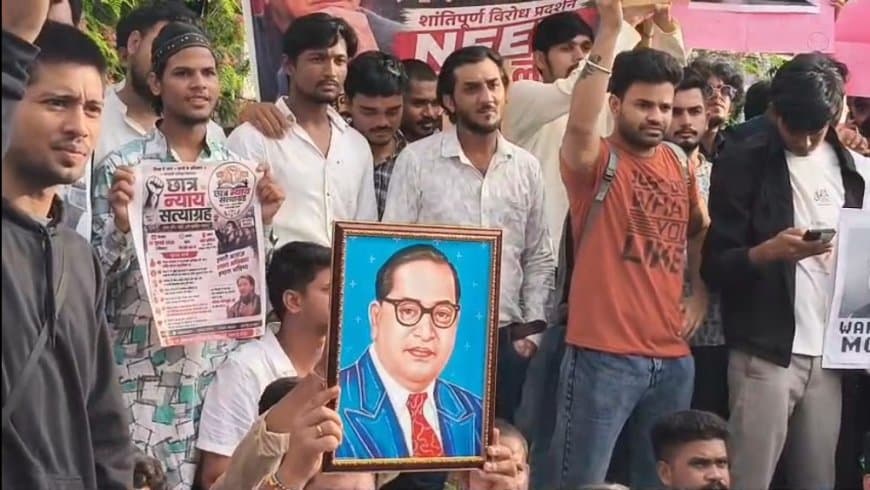 MP Student Protest: कई शहरों में छात्र सड़को पर, कर रहे उग्र प्रदर्शन, प्रधान के इस्तीफे की मांग तेह MP Student Protest: कई शहरों में छात्र सड़को पर, कर रहे उग्र प्रदर्शन, प्रधान के इस्तीफे की मांग तेह