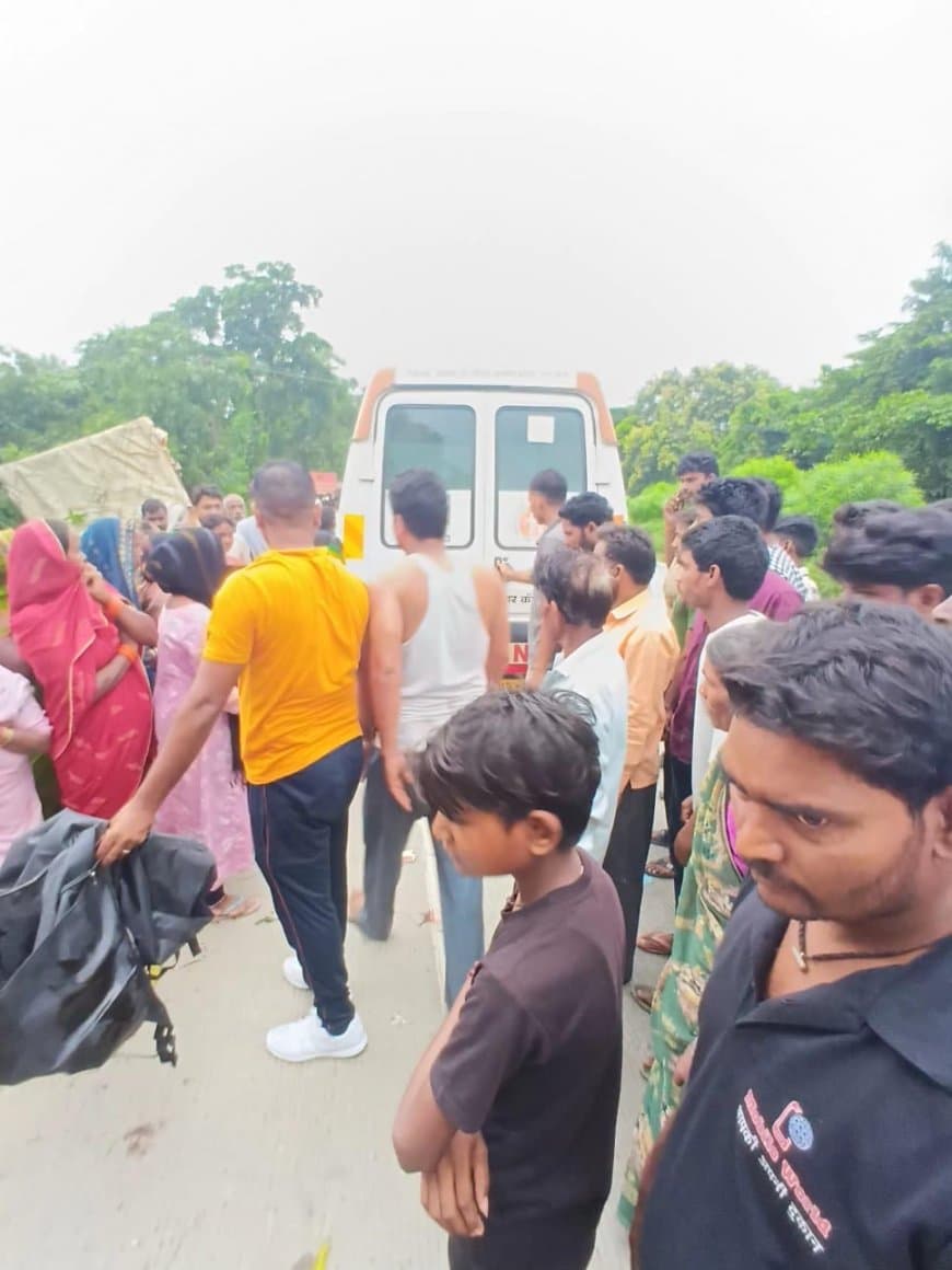 यूपी: टीनशेड में घुसा तेज रफ्तार ट्रक... एक ही परिवार के चार लोगों ने मौके पर ही तोड़ा दम यूपी: टीनशेड में घुसा तेज रफ्तार ट्रक... एक ही परिवार के चार लोगों ने मौके पर ही तोड़ा दम