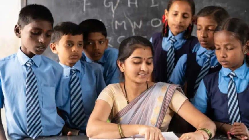 शिक्षा का सच! मध्यप्रदेश के 7,200 स्कूल केवल एक शिक्षक के भरोसे... देशभर में आंकड़ा 1 लाख के पार शिक्षा का सच! मध्यप्रदेश के 7,200 स्कूल केवल एक शिक्षक के भरोसे... देशभर में आंकड़ा 1 लाख के पार
